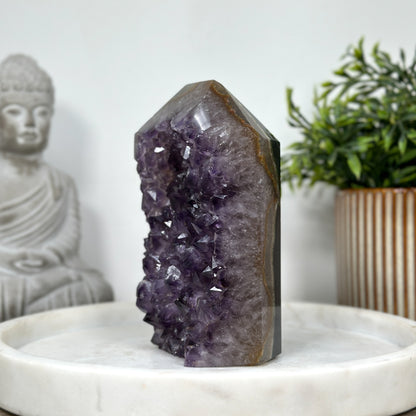 Amethyst-Achat-Obelisk mit klarer Mineralbänderung