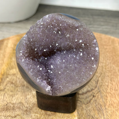 Amethyst-Sphäre mit intensiven violetten Nuancen und Zuckerquarzkristallen