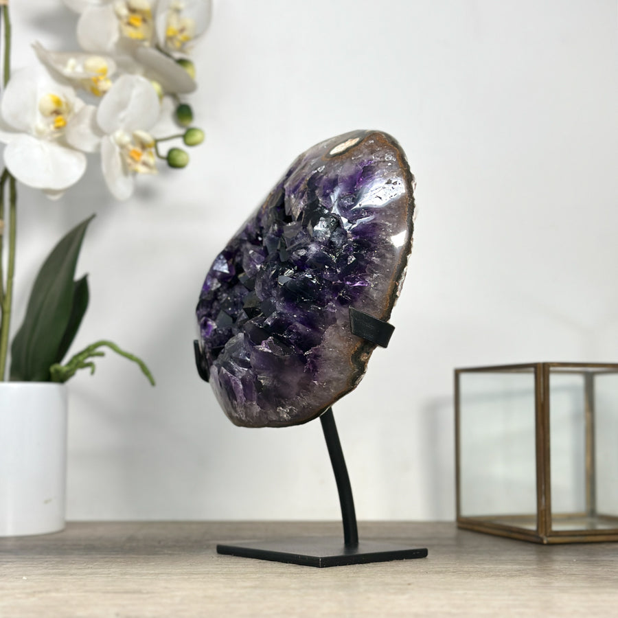 Amethyst-Kristallcluster mit lebendig strukturierter Oberfläche