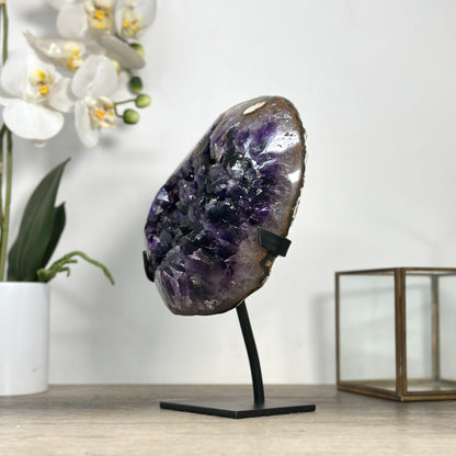 Amethyst-Kristallcluster mit lebendig strukturierter Oberfläche