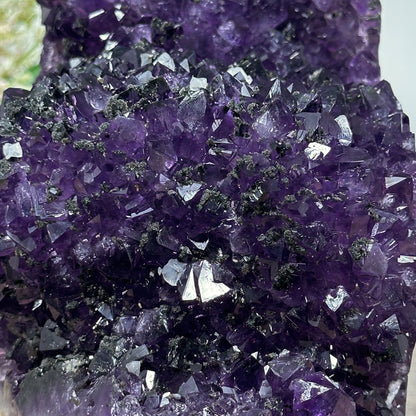 Amethyst-Kathedrale groß mit weit geöffneter, kristallreicher Innenkammer