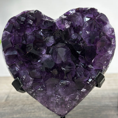 Amethyst-Herzskulptur mit großkristalliner, intensiv violetter Kristallbildung