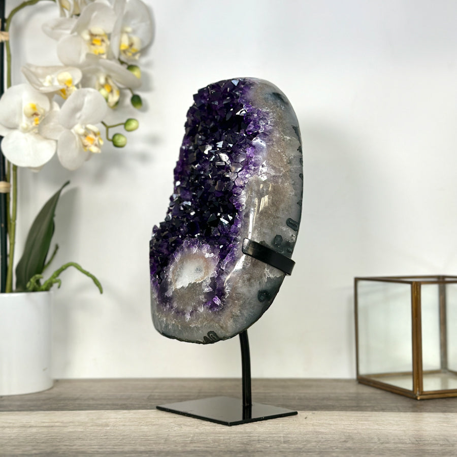 Amethyst-Geode groß mit samtig tiefvioletter Kristallarchitektur und kontrastreicher Achat-Schale
