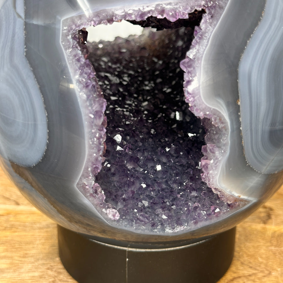 Amethyst-Achat-Steinkugel XXL mit blau gebänderter Struktur und kristallinem Zentrum