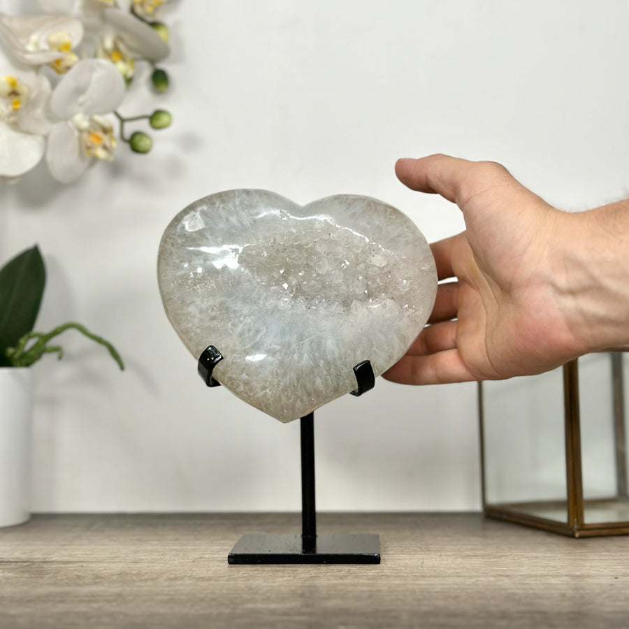 Quarz-Herzskulptur mit kristallklarer, prismatischer Kristallbildung
