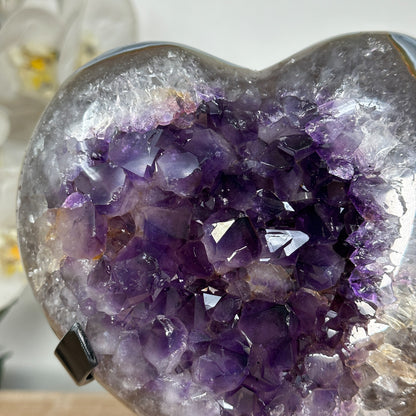 Amethyst-Blauachat-Herzskulptur mit gebänderter Achatstruktur und violetter Kristallzone