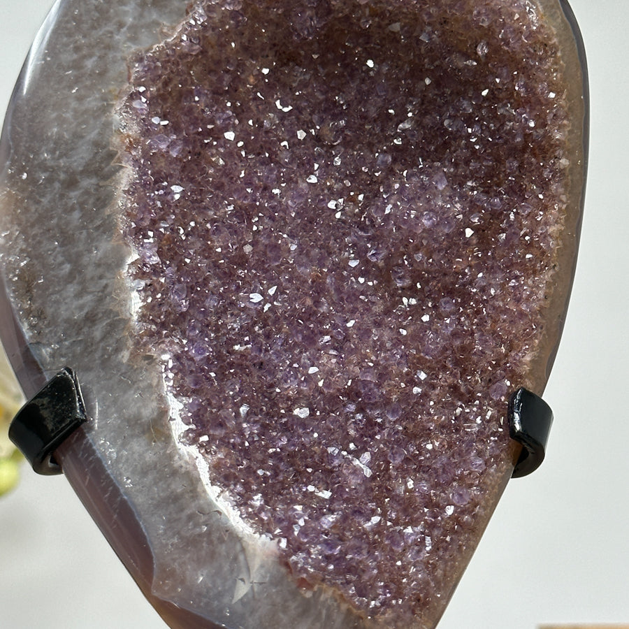 Druzy-Amethyst-Geode mit schimmernder Kristalloberfläche und Quarzschale