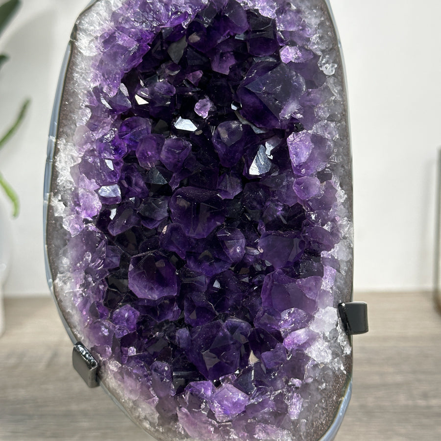 Amethyst-Kristall mit blau gebänderter Achat-Matrix, in exklusiver Premiumqualität