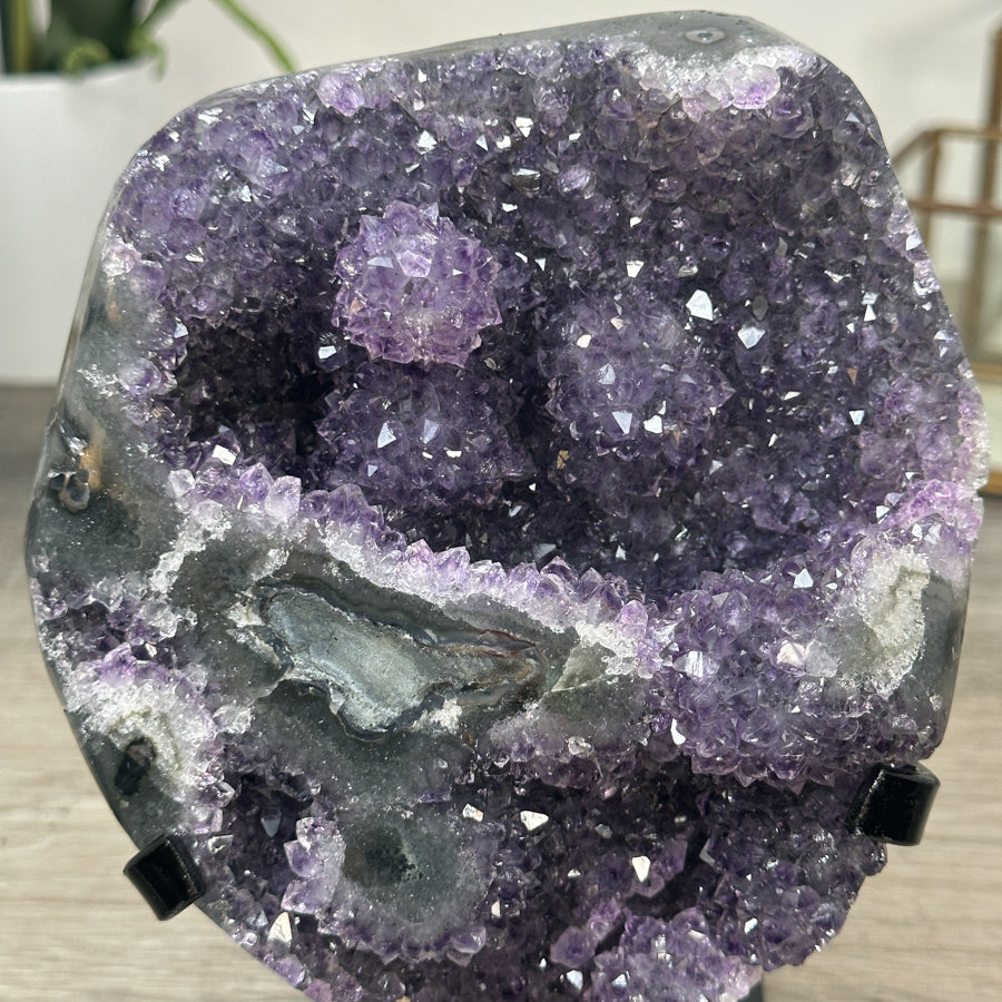 Amethyst-Cluster mit facettenreichen, violetten Kristallspitzen