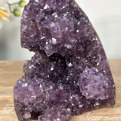 Amethyst-Kathedrale mit funkelnden Kristallspitzen und lebhafter Oberflächenwirkung