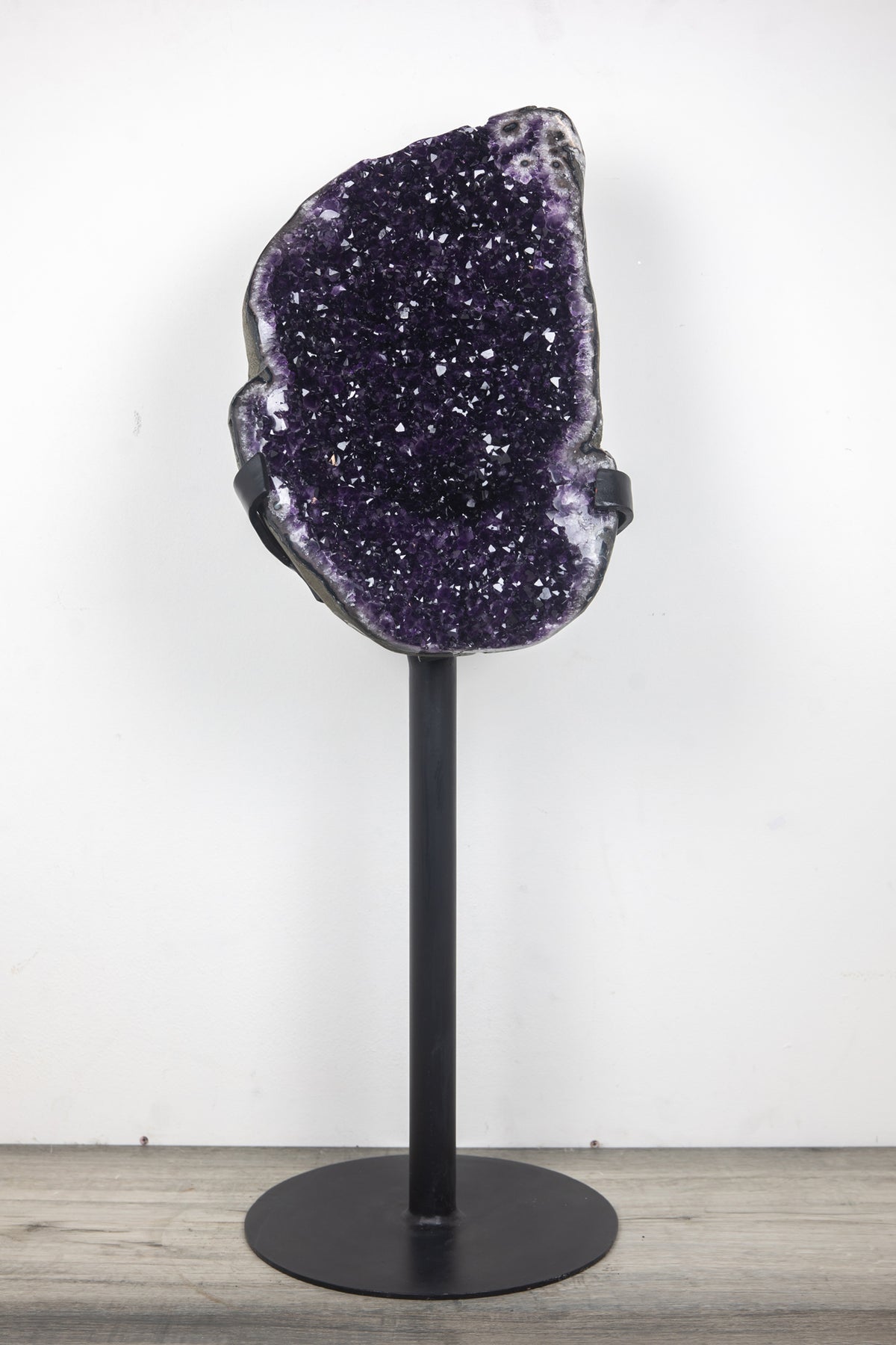 Amethyst-Geode groß mit ausgeprägter Stalaktitenstruktur, in exklusiver Premiumqualität
