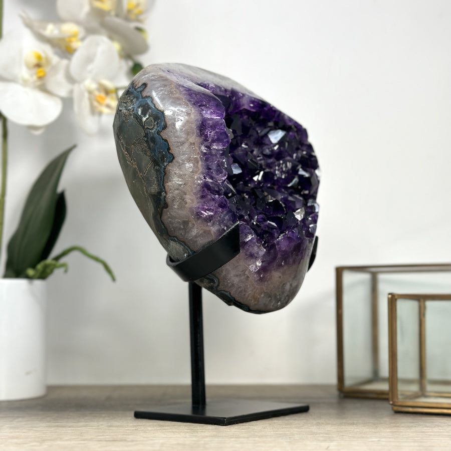 Amethyst-Kristallformation mit breit gefächerter Kristalllandschaft, in hochwertiger Naturqualität