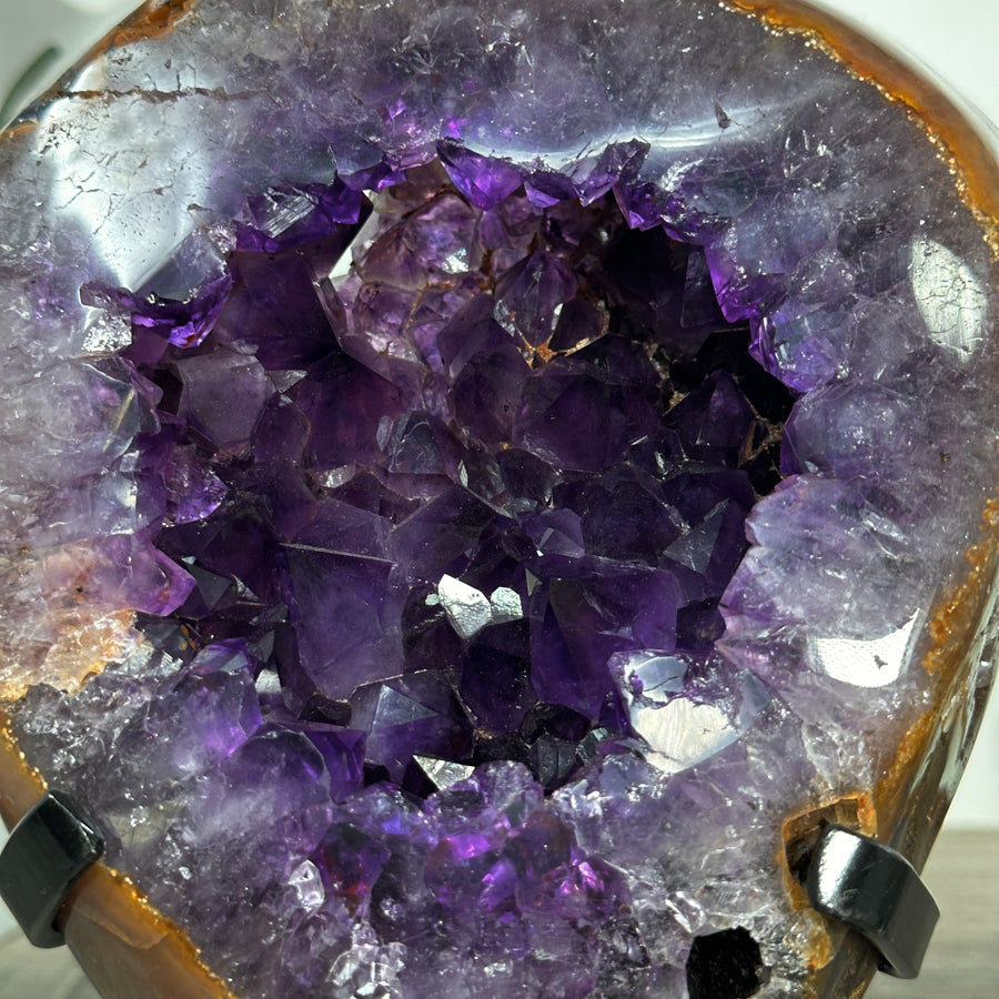 Amethyst-Geode mit kontrastreicher Achat-Randzone