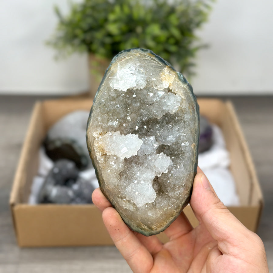Mineralien-Ensemble mit klar definierter Struktur und kristalliner Oberfläche