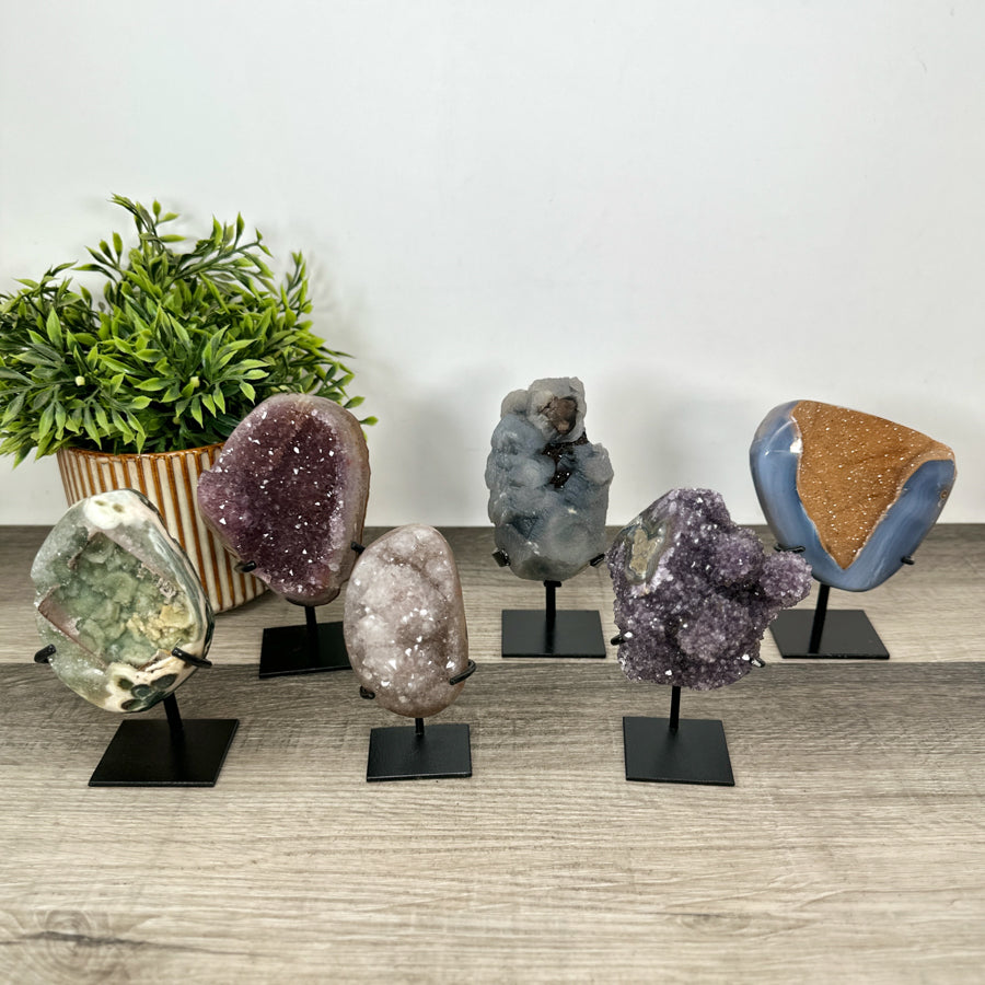 Kristallskulpturen-Set 6-teilig, mit architektonisch gewachsenen Kristallformationen und kontrastreichen Mineralzonen