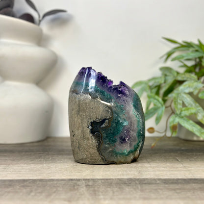 Amethyst-Druse mit natürlicher tiefvioletter Kristallstruktur