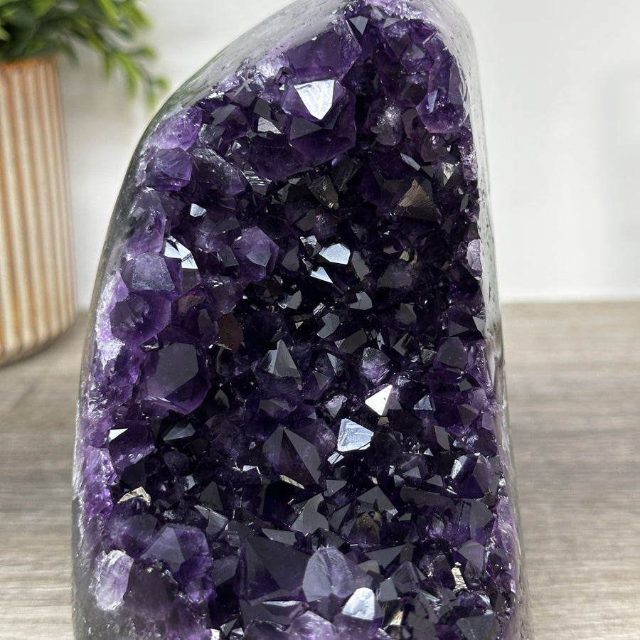 Amethyst-Druse mit klar definierten, violetten Kristallspitzen
