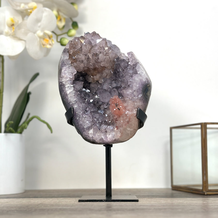 Amethyst-Kristallcluster mit zart rosigem, schimmerndem Glanz