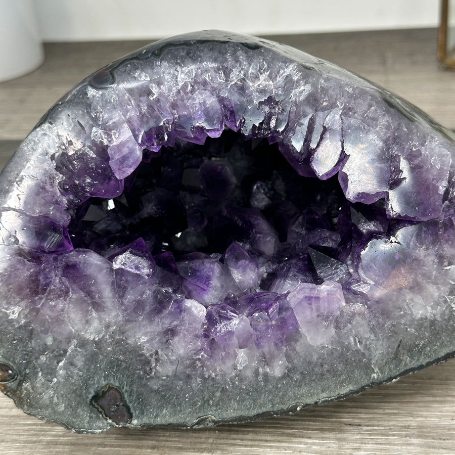 Amethyst-Geode mit präzise ausgebildeter Kristallkammer