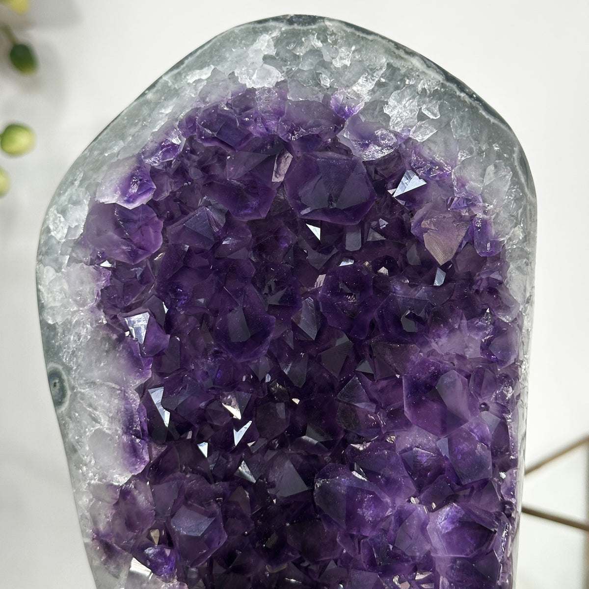 Amethyst-Formation groß mit massiv wirkender, kompakter Kristallstruktur