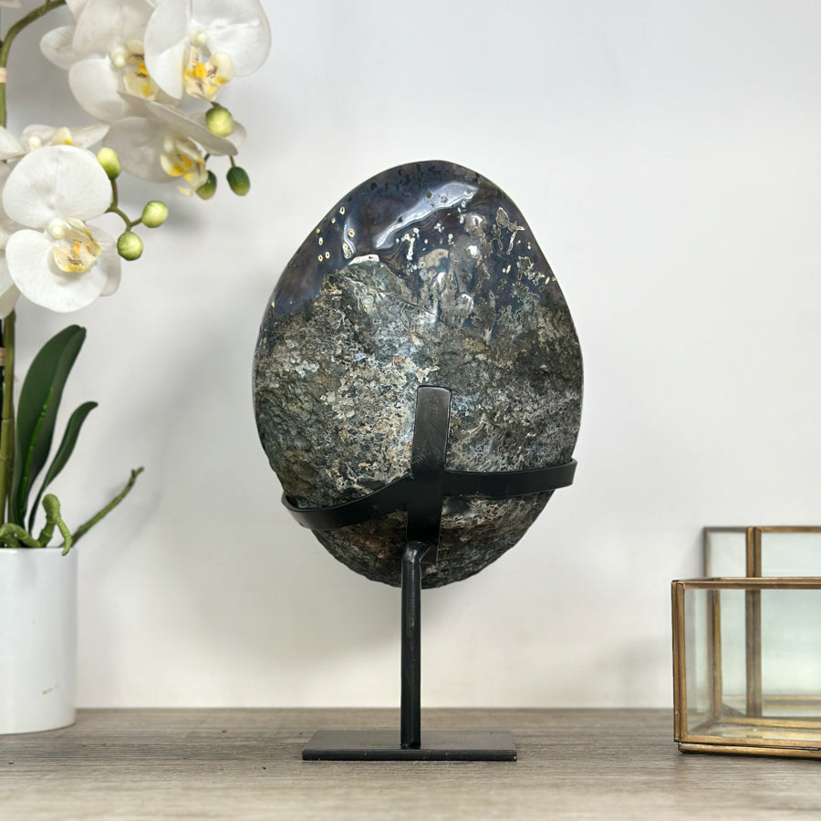 Amethyst-Geode mit purpurner, klar definierter Kristallhöhle