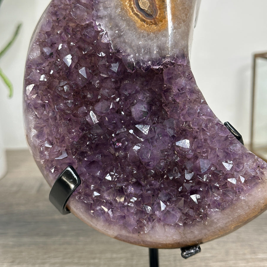 Amethyst-Kristallcluster in Mondform mit facettenreichen Kristallspitzen