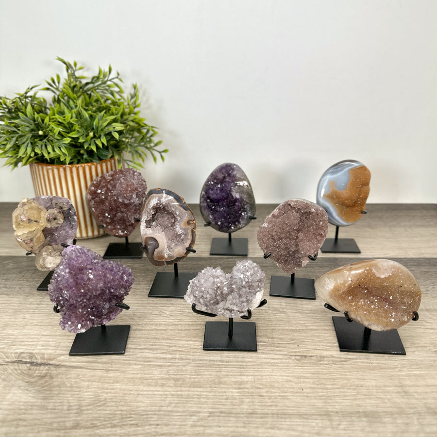 Kristallskulpturen-Set 9-teilig, mit einzigartiger Oberflächenstruktur und ausgewählter Mineralzusammenstellung