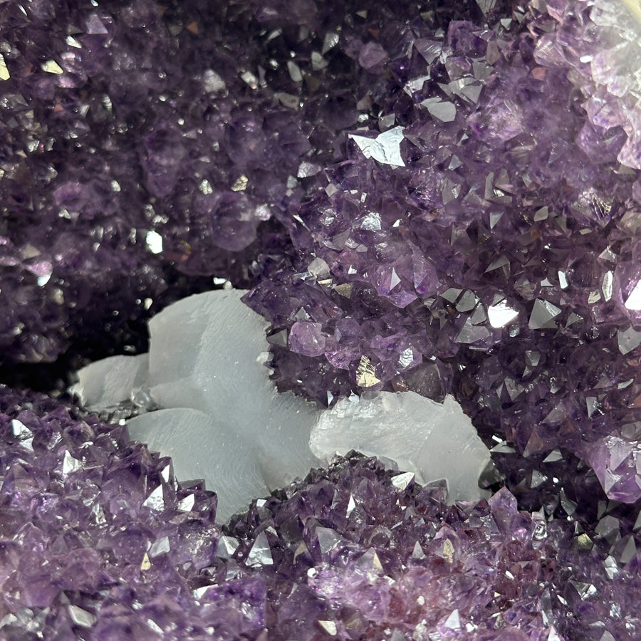 Amethyst-Geode groß mit markanter Kalzitformation