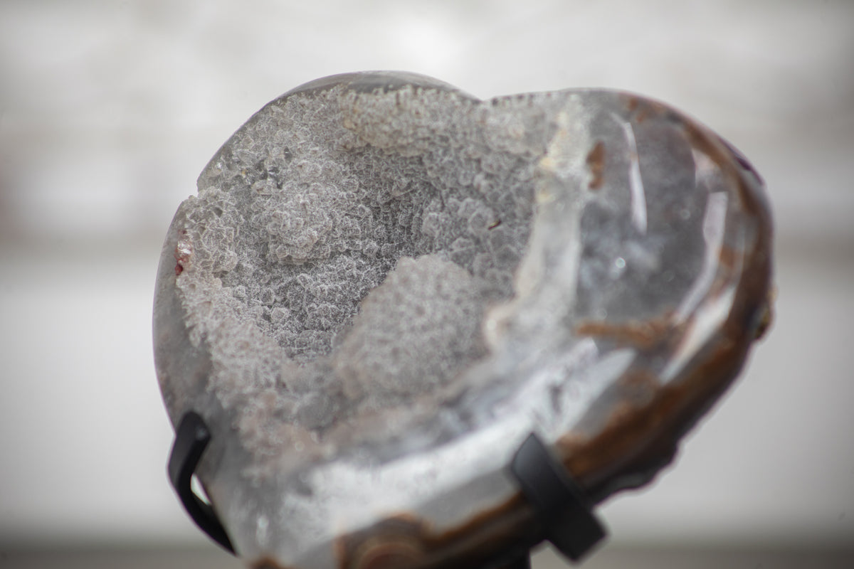 Quarz-Druzy-Herzskulptur mit funkelnder, kristallreicher Druzy-Oberfläche