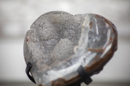 Quarz-Druzy-Herzskulptur mit funkelnder, kristallreicher Druzy-Oberfläche