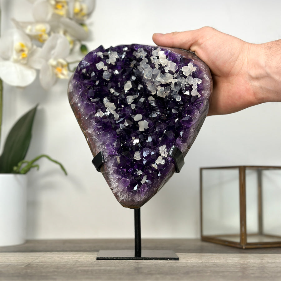 Amethyst-Kristallcluster mit einzigartiger Kalzit-Kristall Einlagerung