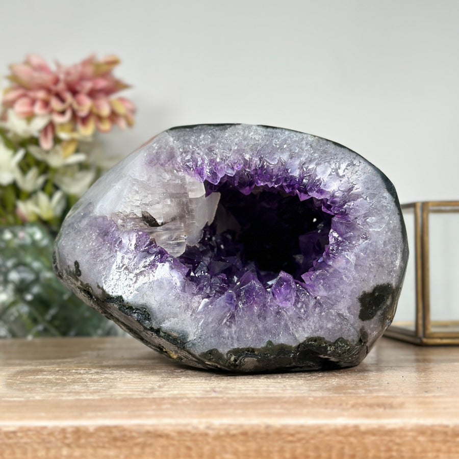 Amethyst-Achat-Geode mit plastischer Kalzitformation