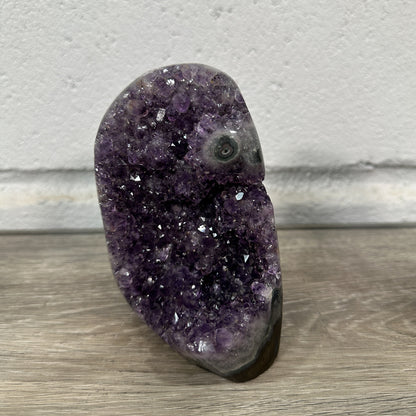 Amethyst-Kathedralen & Drusen-Set 18-teilig, mit dicht gewachsenen, violetten Kristallformationen