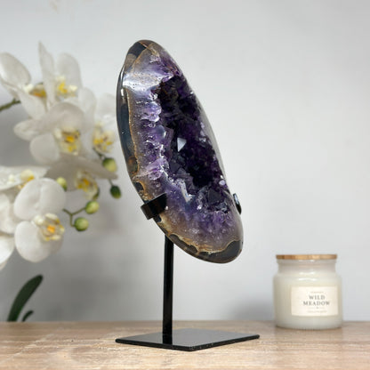 Amethyst-Geode mit Achat-Schale und strukturierter Kristallkammer