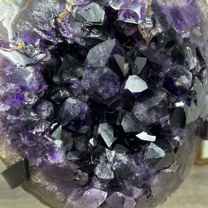 Amethyst-Kristallcluster mit lebendig strukturierter Oberfläche