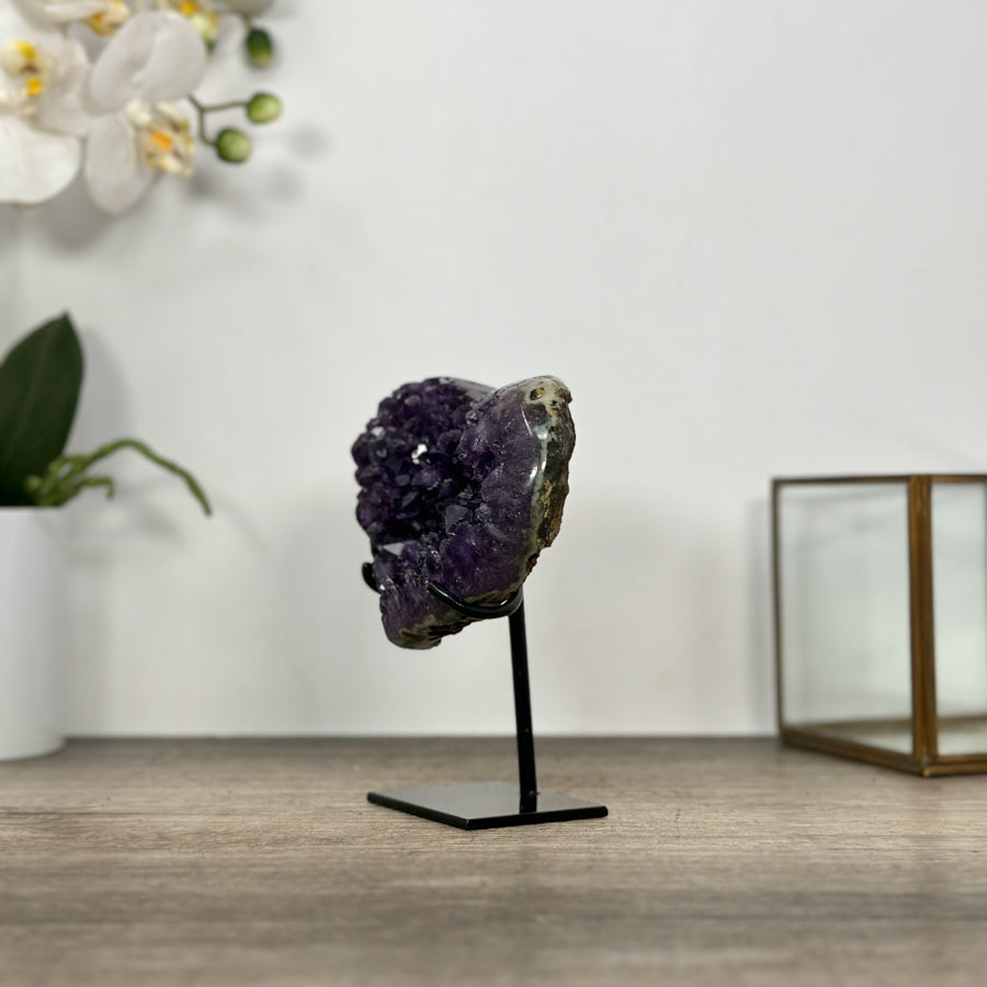 Amethyst-Herzskulptur mit kraftvoll gewachsener, purpurner Kristallstruktur