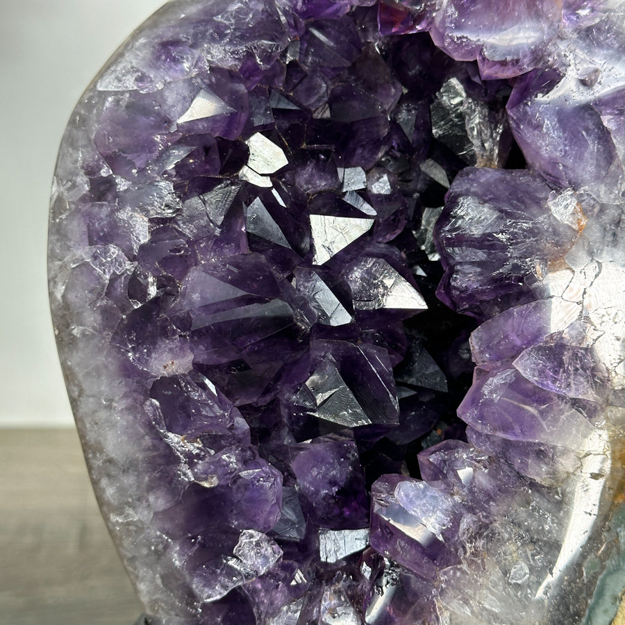 Amethyst-Geode mit grün gebänderter Jaspis-Schale
