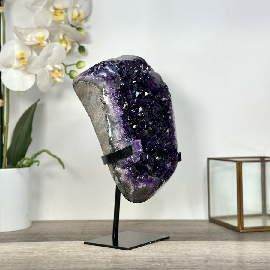 Amethyst-Cluster mit kompakt gewachsener, facettenreicher Kristallstruktur