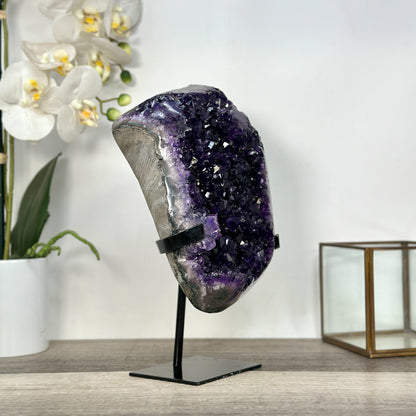 Amethyst-Cluster mit kompakt gewachsener, facettenreicher Kristallstruktur