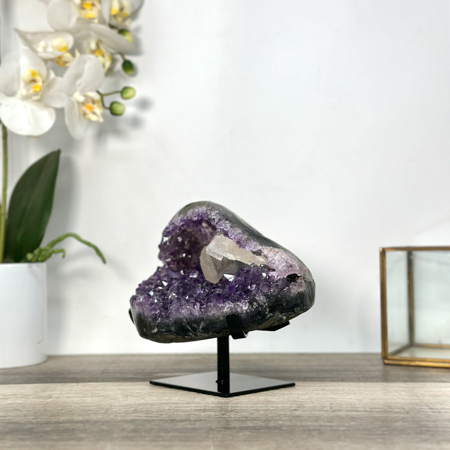 Amethyst-Geode mit Kalzitstruktur und dichter Kristallbildung