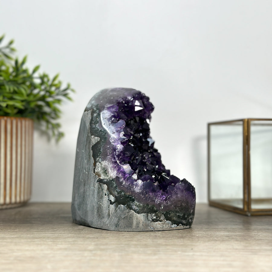 Amethyst-Druse mit klar definierten, violetten Kristallspitzen