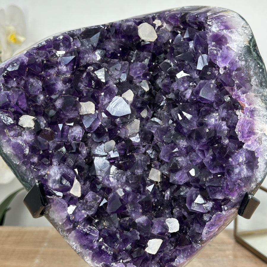 Amethyst-Geode mit plastisch gewachsener Kalzit-Formation