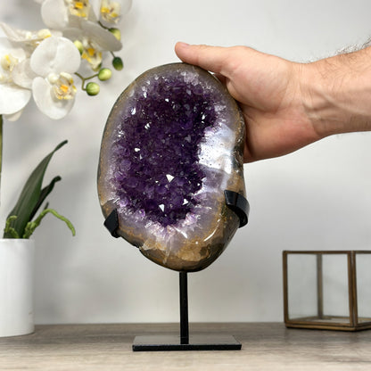 Amethyst-Geode mit harmonisch geöffneter Kristallkammer
