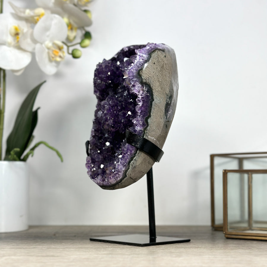 Amethyst-Kristallhöhle mit tief ausgebildeter Innenstruktur
