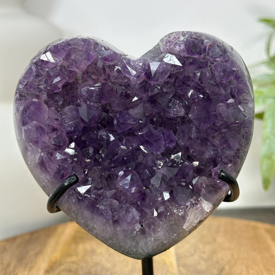 Amethyst-Kristallherz mit dicht gewachsener, purpurner Kristallstruktur