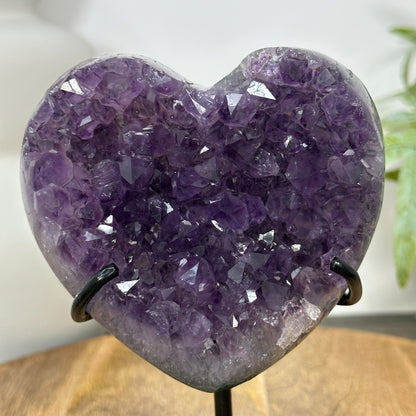 Amethyst-Kristallherz mit dicht gewachsener, purpurner Kristallstruktur