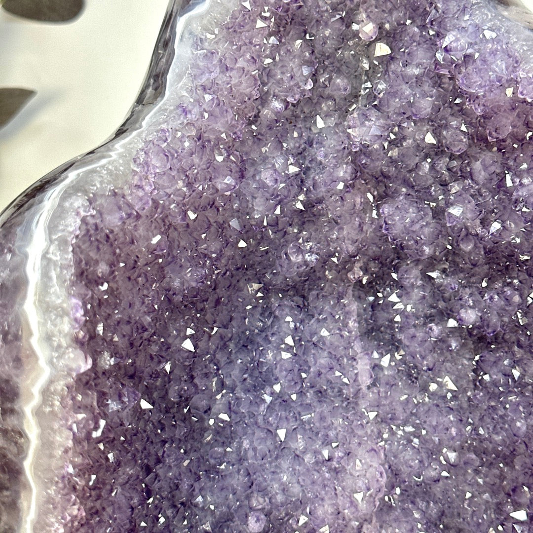 Amethyst-Geode XXL mit massiver raumprägender Präsenz
