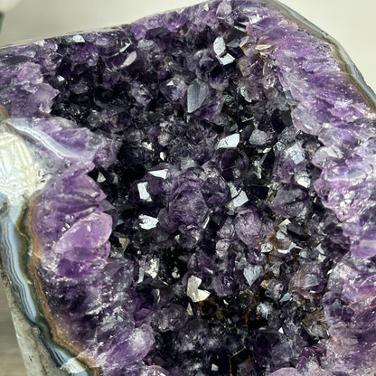 Amethyst-Geode mit intensiv blau gerahmter Achat-Schale, in hochwertiger Naturqualität
