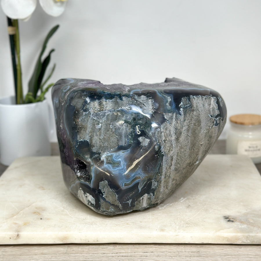 Amethyst-Achat-Geode mit harmonisch verlaufender Bänderstruktur, in ausgewählter Spitzenqualität