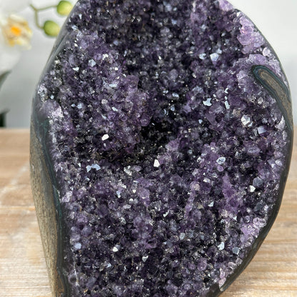 Amethyst-Druse mit weit geöffneter, violetter Kristallkammer
